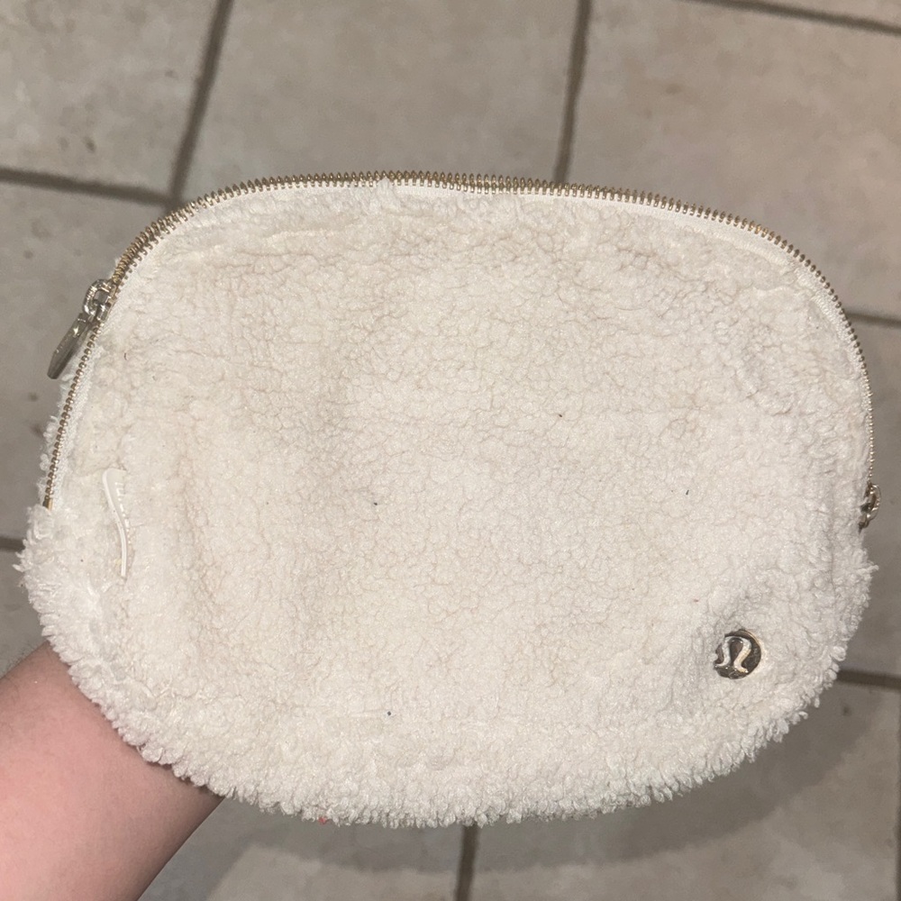 Lululemon Everywhere Fleece Belt Bag-Ivory